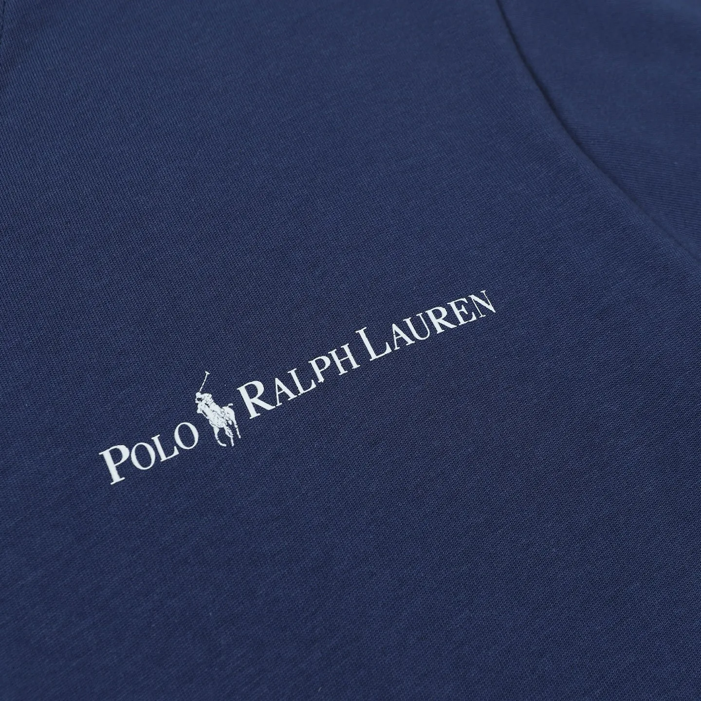 P126 Style number: 505 Ralph Lauren/Ralph Lauren 25ss new summer silicone Polo embossed round neck T-shirt. The main logo on the neck has a QR code mark, which can be scanned for verification. The 3D silicone three-dimensional English letter logo is embossed to distinguish low-quality products on the market. 32 counts, 240g hydrophilic toner, 100% cotton fabric, comfortable and soft, highly breathable, focusing on high-end cost-effectiveness, needless to say good quality. Available in a variety of colors, both boys and girls can try this genderless style, giving them a yuppie tone in no time. Immerse yourself in your leisurely style, and have your own style in retro. Natural, vivid and very French romantic feelings, perfectly integrating youthful atmosphere and trend. Color: white, black, navy blue, dark green Size: S-xL S Shoulder width 44 Bust 104 Sleeve length 23 Clothing length 72 M Shoulder width 45 Bust 108 Sleeve length 24 Clothing length 74 L Shoulder width 46 Bust 112 Sleeve length 25 Clothing length 76 xL Shoulder width 47 Bust 116 Sleeve length 26 Clothing length 78